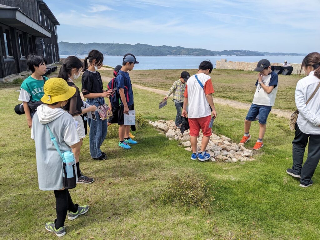 犬島。精錬所美術館前の広場で集まる子ども達。
